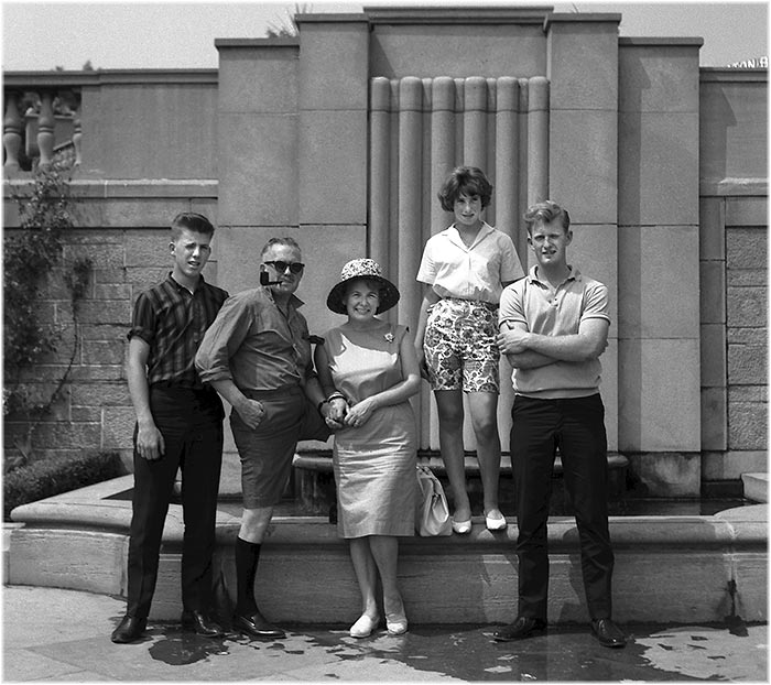 Group shot of the Fosters in Niagara Falls